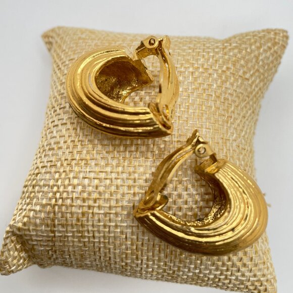 Vintage Thick BUTLER Gold Tone Hoops Clip On Earrings Large Signed Designer 5th - Picture 6 of 9